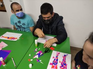 Clientes do CAARPD fazem atividades em sala