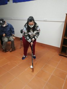 Clientes do CAARPD manuseiam «sticks» do para-hóquei