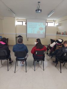 Clientes do CAARPD fazem atividades em sala