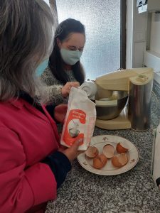 Clientes do CAARPD fazem atividades de culinária em sala