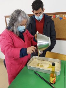 Clientes do CAARPD fazem atividades de culinária em sala