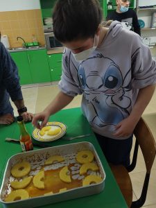 Clientes do CAARPD fazem atividades de culinária em sala