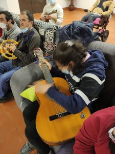 Clientes do CAARPD fazem atividades musicais em sala