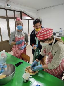 Clientes do CAARPD fazem atividades de culinária em sala