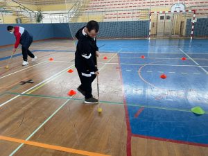 Clientes do CAARPD jogam hóquei no pavilhão gimnodesportivo da A2000