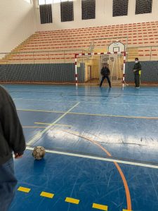 Clientes do CAARPD fazem exercício físico no pavilhão gimnodesportivo da A2000