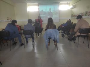 Clientes do CAARPD fazem atividades em sala