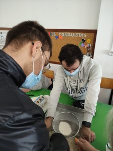 Clientes do CAARPD fazem atividades de culinária em sala