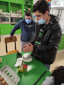 Clientes do CAARPD fazem atividades de culinária em sala