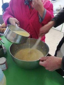 Clientes do CAARPD fazem atividades de culinária