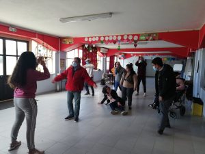 Clientes do CAARPD fazem atividades em sala