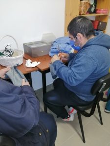 Clientes do CAARPD fazem atividades em sala