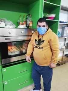 Clientes do CAARPD fazem atividades de culinária