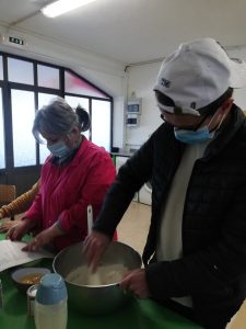 Clientes do CAARPD fazem atividades de culinária