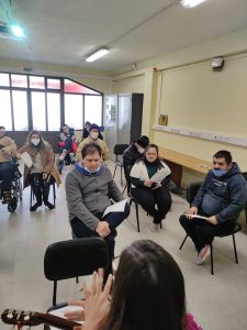 Clientes do CAARPD fazem atividades em sala