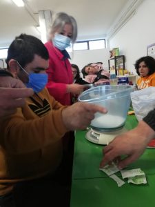 Clientes do CAARPD fazem atividades de culinária