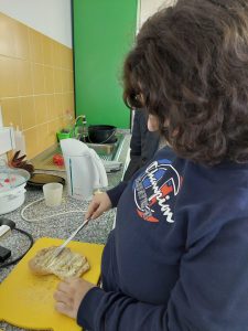 Clientes do CAARPD fazem atividades de culinária