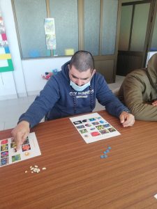 Clientes do CAARPD fazem atividades em sala