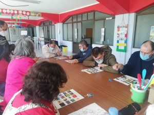 Clientes do CAARPD fazem atividades em sala