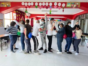 Clientes do CAARPD fazem atividades em sala