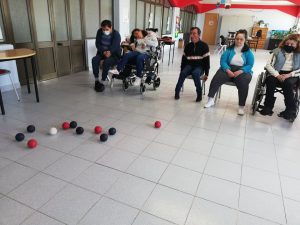 Clientes do CAARPD jogam boccia