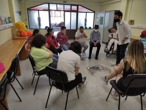 Clientes do CAARPD fazem atividades em sala