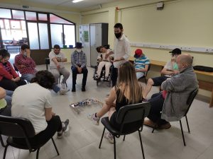 Clientes do CAARPD fazem atividades em sala