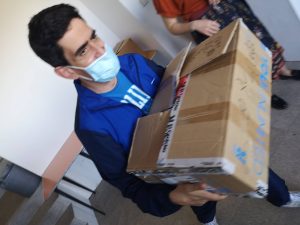 Clientes do CAARPD ajudam a preparar os «kits» a dar aos participantes da Meia Maratona do Douro Vinhateiro