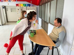 Clientes do CAARPD fazem atividades em sala