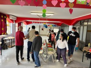 Clientes do CAARPD fazem atividades em sala