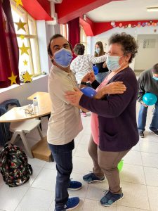 Clientes do CAARPD fazem atividades em sala