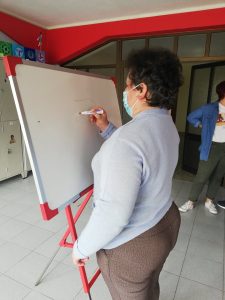 Clientes do CAARPD fazem atividades em sala