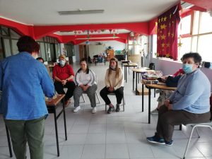 Clientes do CAARPD fazem atividades em sala