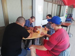 Clientes do CAARPD fazem atividades em sala