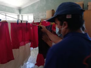 Clientes do CAARPD fazem atividades do dia-a-dia, como lavar e pendurar roupa para secar