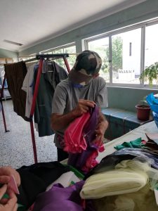 Clientes do CAARPD fazem atividades do dia-a-dia, como lavar e pendurar roupa para secar