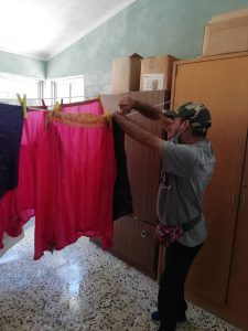 Clientes do CAARPD fazem atividades do dia-a-dia, como lavar e pendurar roupa para secar