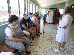 Clientes do CAARPD fazem atividades em sala