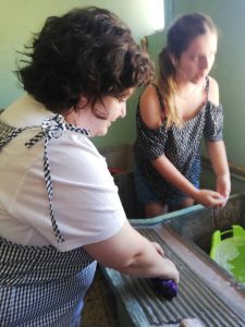 Clientes do CAARPD fazem atividades do dia-a-dia, como lavar e pendurar roupa para secar
