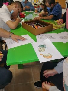 Clientes do CAARPD fazem atividades em sala