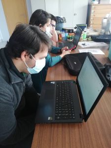 Clientes do CAARPD fazem atividades de informática em sala