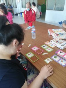 Clientes do CAARPD fazem atividades em sala