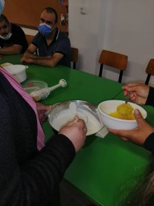 Clientes do CAARPD fazem atividades de culinária