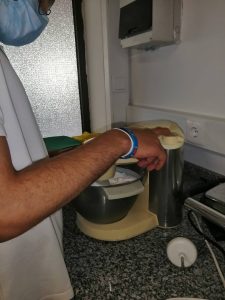 Clientes do CAARPD fazem atividades de culinária