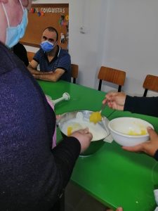 Clientes do CAARPD fazem atividades de culinária