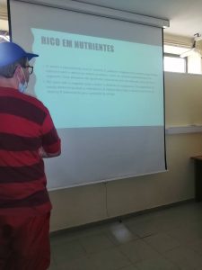 Clientes do CAARPD fazem atividades em sala alusivas ao tema "Benefícios do Ananás"