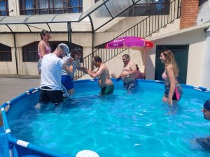 Clientes do CAARPD na piscina ao ar livre