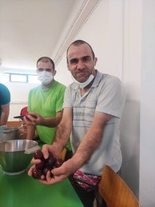 Clientes do CAARPD fazem atividades de culinária