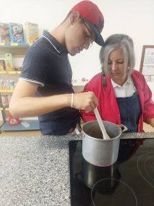 Clientes do CAARPD fazem atividades de culinária