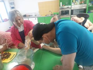 Clientes do CAARPD fazem atividades de culinária